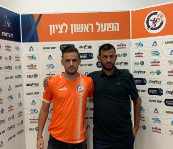 שאולסקי לצד סוכנו במדים החדשים