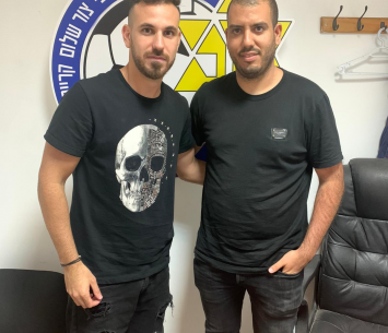 יוסיפוביץ במעמד החתימה