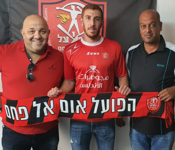 צלישר במעמד החתימה