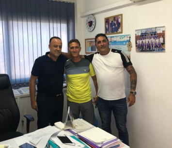 מלכה במעמד החתימה