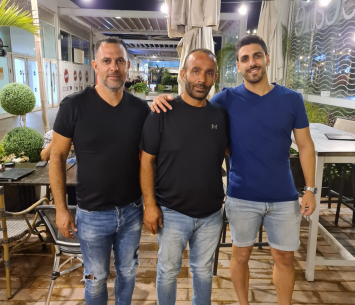 אלבז במעמד החתימה