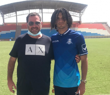 סופר במעמד החתיימה