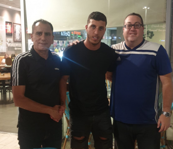 נחום במעמד החתימה