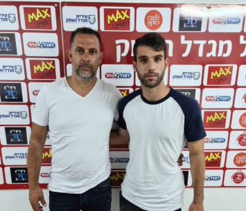 ארז במעמד החתימה