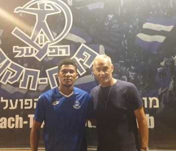 טיסדל לצד סוכנו אפי סופר