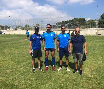 שני השחקנים עם המאמן והמנהל המקצועי (צילום: יחצ)