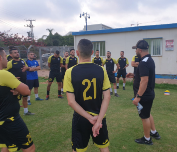 מוטי בן מויאל מעביר אימון ראשון (בית