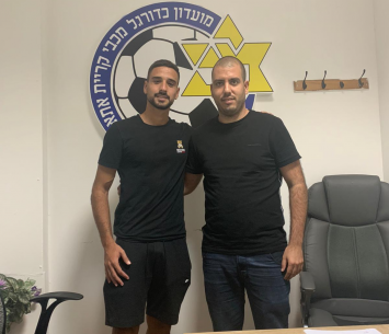 לוי במעמד החתימה