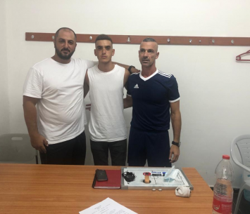 מוסינקו במעמד החתימה