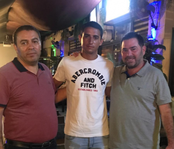 לאוריה במעמד החתימה