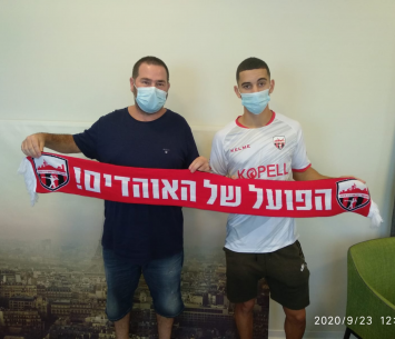 טסקר במעמד החתימה