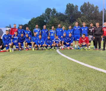 נחתו במחנה. שחקני באקה