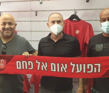 איווניר במעמד החתימה