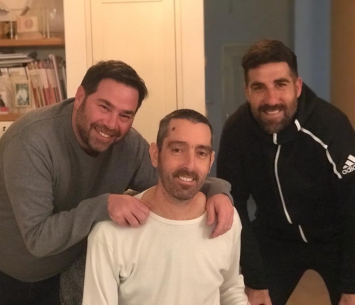 מכבדים וזוכרים. סוויסה לצד עידו קרן