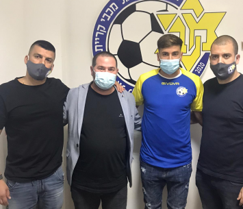 מלכה במעמד החתימה