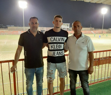 סלם במעמד החתימה