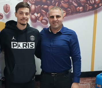 רוסלן קוזנצוב במעמד החתימה