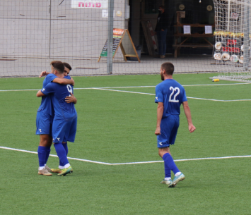 שחקני הבקעה חוגגים (רון עמיקם)