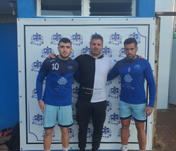 תרועה וסיטלקול לצד סוכנם אורן יחזקאל