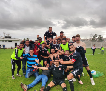 מחכים בקוצר רוח למשחק. שחקני באקה (וואסים מוואסי)