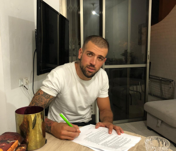 עוזיאל במעמד החתימה