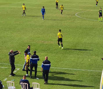 הספסל של דימונה במהלך המשחק (צילום: דן בונבידה)