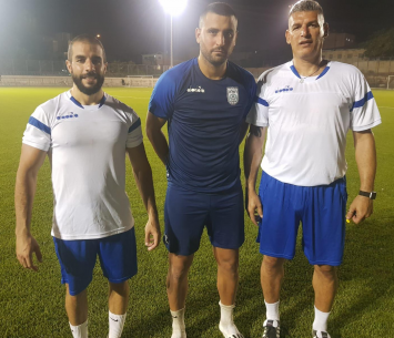 צוות מנצח. כהן עם עוזר המאמן והשחקן אורי כהן