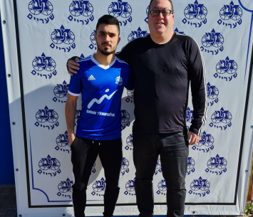 ארביב במעמד החתימה