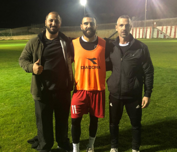 גניש במעמד החתימה