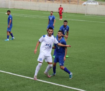 יוני פרבר במדים הלבנים של יפו (רון עמיקם)