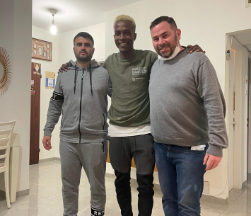 יאזו במעמד החתימה