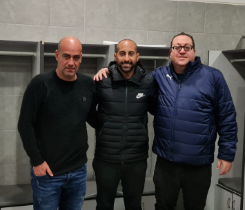 קרטה במעמד החתימה