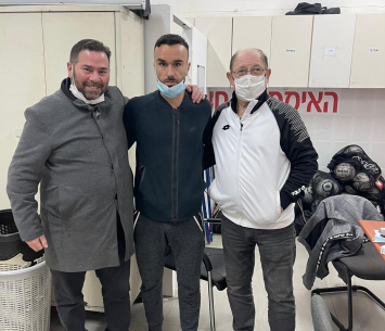 גידיץ במעמד החתימה