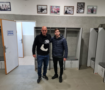 אופמן במעמד החתימה