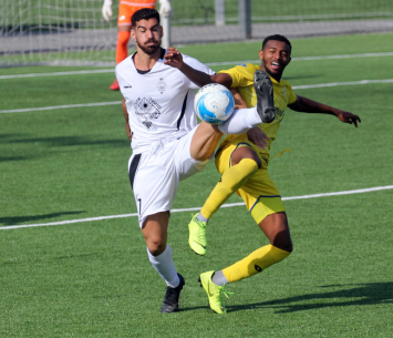דרוך לנתניה. אלברמן (משמאל) עוצר את אמבאו (לירן דורף)