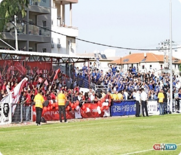 כמה זה חסר. אוהדי שתי הקבוצות (צילום: קובי רוזן)