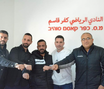 דורה במעמד החתימה