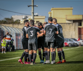 רול חוגג עם הקבוצה את השער השני (נזיה סולטאן)