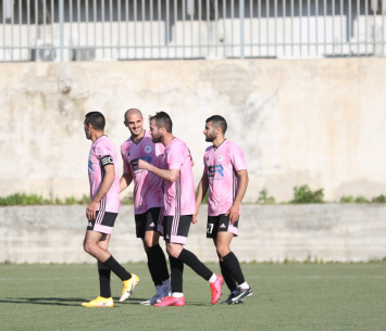 משחק טוב. מסיקה חוגג עם חבריו (וואסים מוואסי)