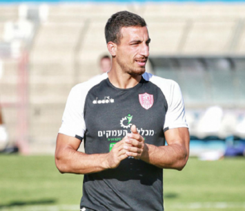 שומר על דריכות.  מחאגנה (נזיה סולטן)