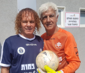 יצחק חייק עם המאמן שחקן עדי דקל. (פרטי)