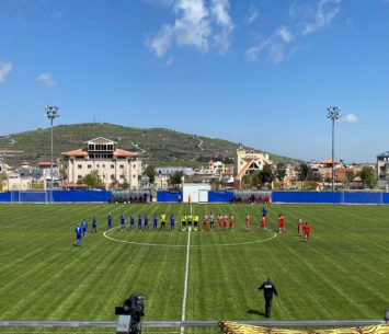 שחקני מ.מ.ב.ע הגולן וצפת בתחילת המשחק (דוברות בני ממבע)