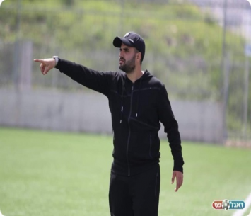 מרוצה משחקניו. ביטון