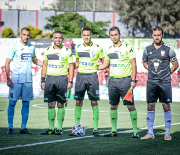 נפרדו בידידות. שחקני שתי הקבוצות (צילום: נזיה סולטאן)