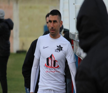 מעכשיו רק ביציע. עתאמלה (צילום: מכבי ריינה)