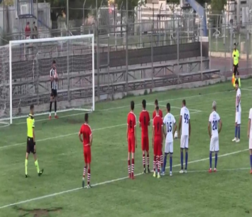 שחקני שתי הקבוצות רגע לפני הפנדל (צילום: בלאל חטיב)