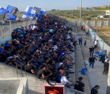 אוהדי שפרעם בטירוף. צילום: דוניא גנטוס