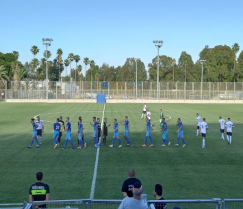 שחקני נשר וווה שאנן בתחילת המשחק. (צילום: כפיר פרץ)