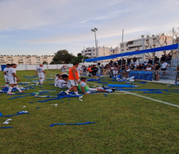 שחקני מ.ס טירת הכרמל חוגגים אחרי הניצחון בדרבי (צילום: מ.ס טירת כרמל)