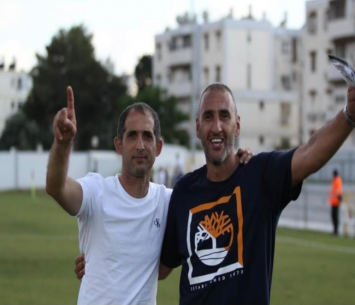 הבעלים של נשר, שלומי פרץ (משמאל) והמאמן ברכאת וואהב (מימין). צילום: דאפר מחאמיד